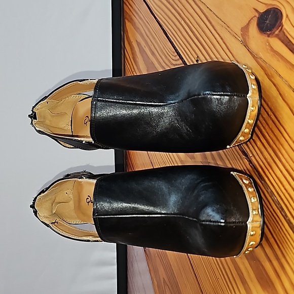 Women's Size 7, Platform Bootie, Black with Gold Details - Picture 2 of 8